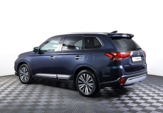 Подержанный автомобиль Mitsubishi Outlander 2019 года (7 фото)