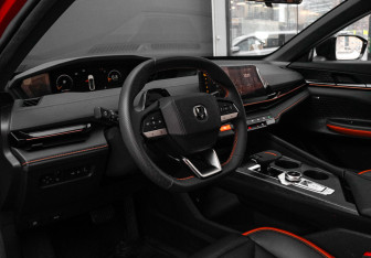 Подержанный автомобиль Changan UNI-V 2023 года (17 фото)