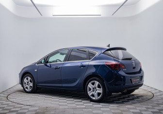 Подержанный автомобиль Opel Astra Hatchback 2011 года (7 фото)