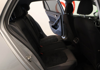 Подержанный автомобиль Volkswagen Golf Hatchback 2015 года (22 фото)