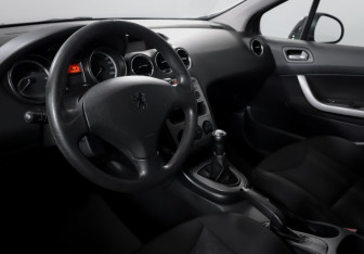 Подержанный автомобиль Peugeot 308 Hatchback 2010 года (14 фото)