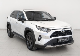 Подержанный автомобиль Toyota RAV4 2022 года (3 фото)