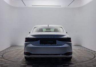 Подержанный автомобиль Lexus ES 2025 года (6 фото)