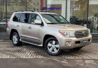 Подержанный автомобиль Toyota Land Cruiser Suv 2013 года (3 фото)