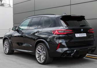 Подержанный автомобиль BMW X5 M 2021 года (7 фото)