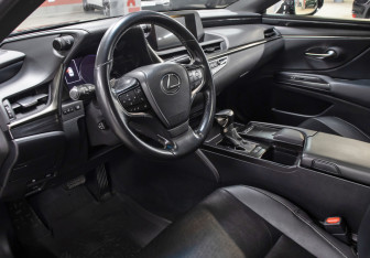 Подержанный автомобиль Lexus ES 2018 года (9 фото)