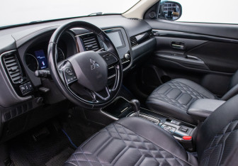 Подержанный автомобиль Mitsubishi Outlander 2021 года (10 фото)