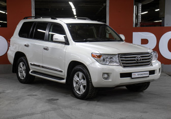 Подержанный автомобиль Toyota Land Cruiser Suv 2013 года (3 фото)