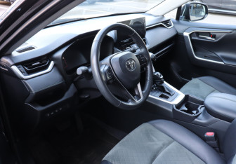 Подержанный автомобиль Toyota RAV4 2023 года (7 фото)
