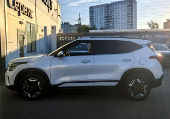 Подержанный автомобиль Kia Seltos 2024 года (8 фото)