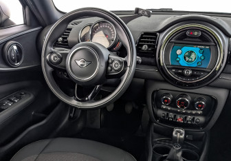 Подержанный автомобиль MINI Clubman Wagon 2019 года (27 фото)