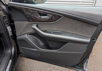 Подержанный автомобиль Audi Q8 2021 года (24 фото)