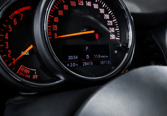 Подержанный автомобиль MINI Hatch 2017 года (12 фото)