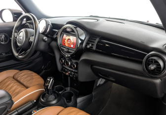 Подержанный автомобиль MINI Hatch 2021 года (13 фото)