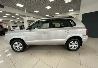 Подержанный автомобиль Hyundai Tucson 2008 года (8 фото)
