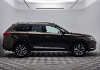 Подержанный автомобиль Mitsubishi Outlander 2019 года (4 фото)