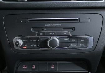Подержанный автомобиль Audi Q3 2015 года (15 фото)