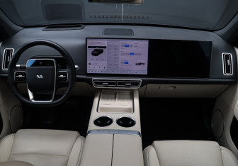 Подержанный автомобиль LiXiang L6 2024 года (14 фото)