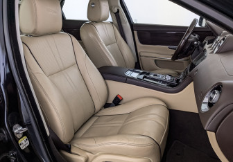 Подержанный автомобиль Jaguar XJ 2017 года (23 фото)