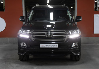 Подержанный автомобиль Toyota Land Cruiser Suv 2016 года (2 фото)