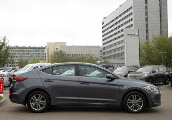 Подержанный автомобиль Hyundai Elantra Sedan 2017 года (3 фото)