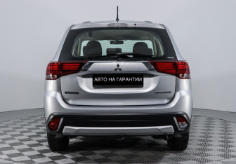 Подержанный автомобиль Mitsubishi Outlander 2015 года (6 фото)