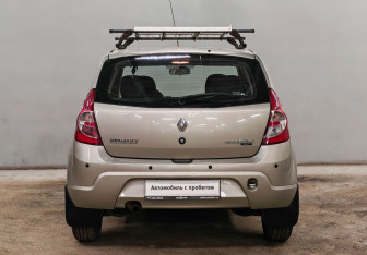 Подержанный автомобиль Renault Sandero 2012 года (6 фото)