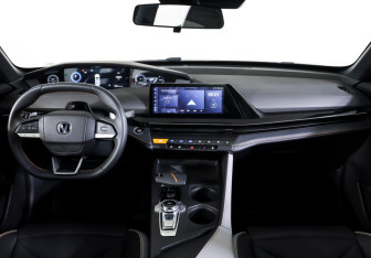 Подержанный автомобиль Changan UNI-V 2024 года (13 фото)