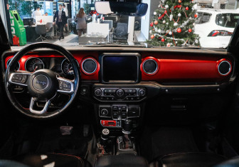 Подержанный автомобиль Jeep Gladiator 2022 года (12 фото)