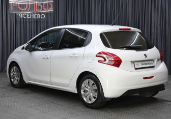 Подержанный автомобиль Peugeot 208 2013 года (7 фото)