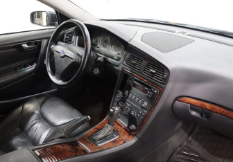 Подержанный автомобиль Volvo S60 2005 года (10 фото)