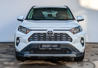 Подержанный автомобиль Toyota RAV4 2021 года (2 фото)