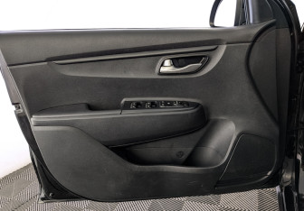 Подержанный автомобиль Kia Rio Hatchback 2020 года (19 фото)