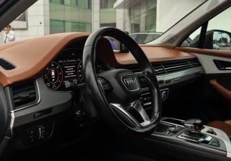 Подержанный автомобиль Audi Q7 2016 года (13 фото)