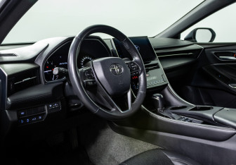 Подержанный автомобиль Toyota Avalon 2022 года (11 фото)
