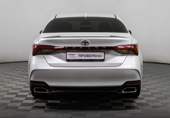 Подержанный автомобиль Toyota Avalon 2022 года (6 фото)