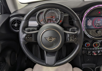 Подержанный автомобиль MINI Hatch 2021 года (21 фото)