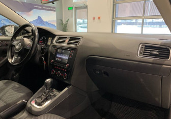 Подержанный автомобиль Volkswagen Jetta Sedan 2014 года (10 фото)