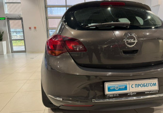 Подержанный автомобиль Opel Astra Hatchback 2013 года (10 фото)