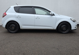 Подержанный автомобиль Kia Ceed Hatchback 2011 года (4 фото)