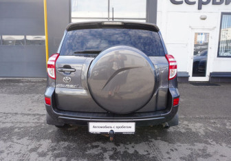Подержанный автомобиль Toyota RAV4 2010 года (6 фото)