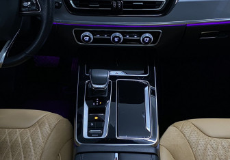 Подержанный автомобиль Hongqi HS5 2023 года (14 фото)