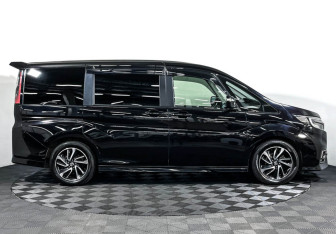 Подержанный автомобиль Honda Stepwgn 2018 года (4 фото)