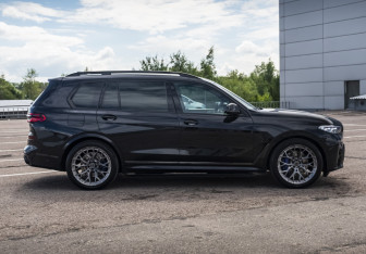Подержанный автомобиль BMW X7 2021 года (4 фото)