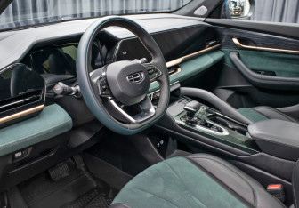 Подержанный автомобиль Geely Monjaro 2023 года (16 фото)