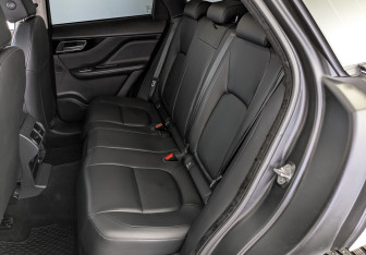 Подержанный автомобиль Jaguar F-Pace 2017 года (12 фото)