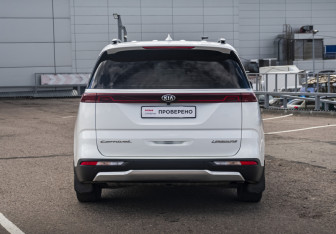 Подержанный автомобиль Kia Carnival 2021 года (6 фото)