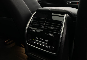 Подержанный автомобиль BMW X7 2022 года (31 фото)