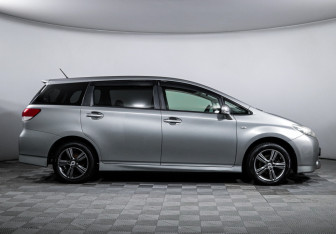 Подержанный автомобиль Toyota Wish Minivan 2010 года (4 фото)