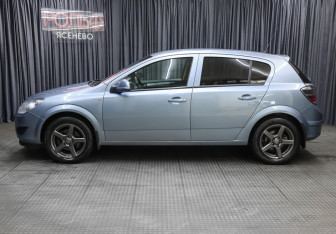 Подержанный автомобиль Opel Astra Hatchback 2011 года (8 фото)